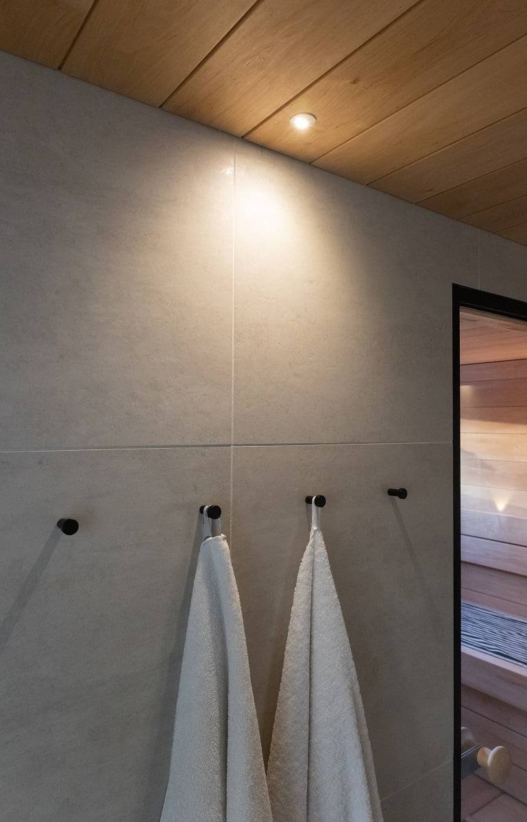 Spot de sauna lunaire sur le mur de la salle de bain. ©LedStore