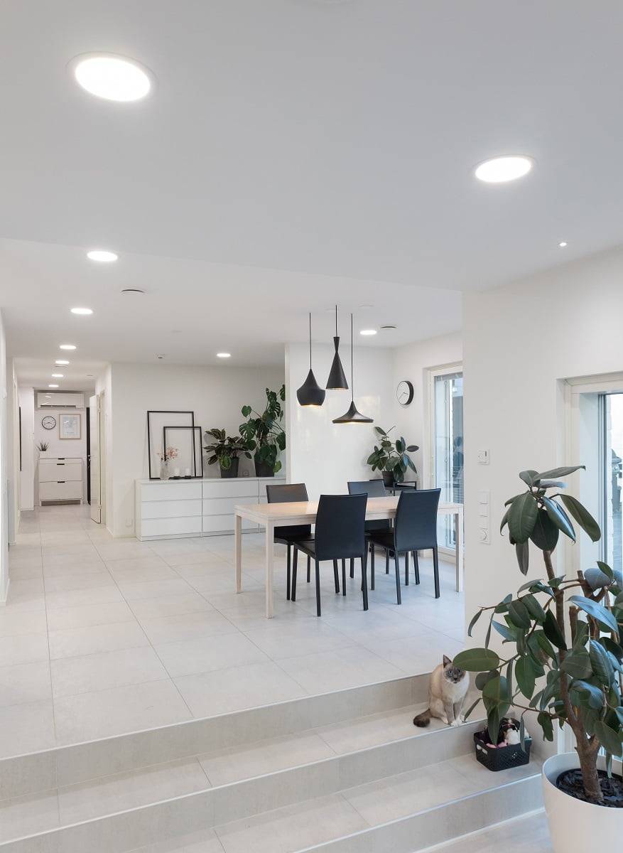 L'aspect général de l'éclairage du rez-de-chaussée est ennuyeusement plat en raison de la disposition linéaire des luminaires. ©LedStore