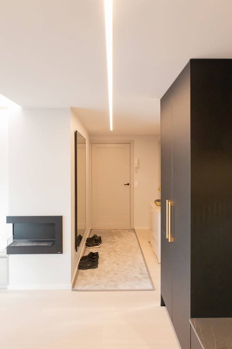 La bande linéaire de LED dans le couloir est réglable en température de couleur, la photo montre une lumière chaude. ledStore