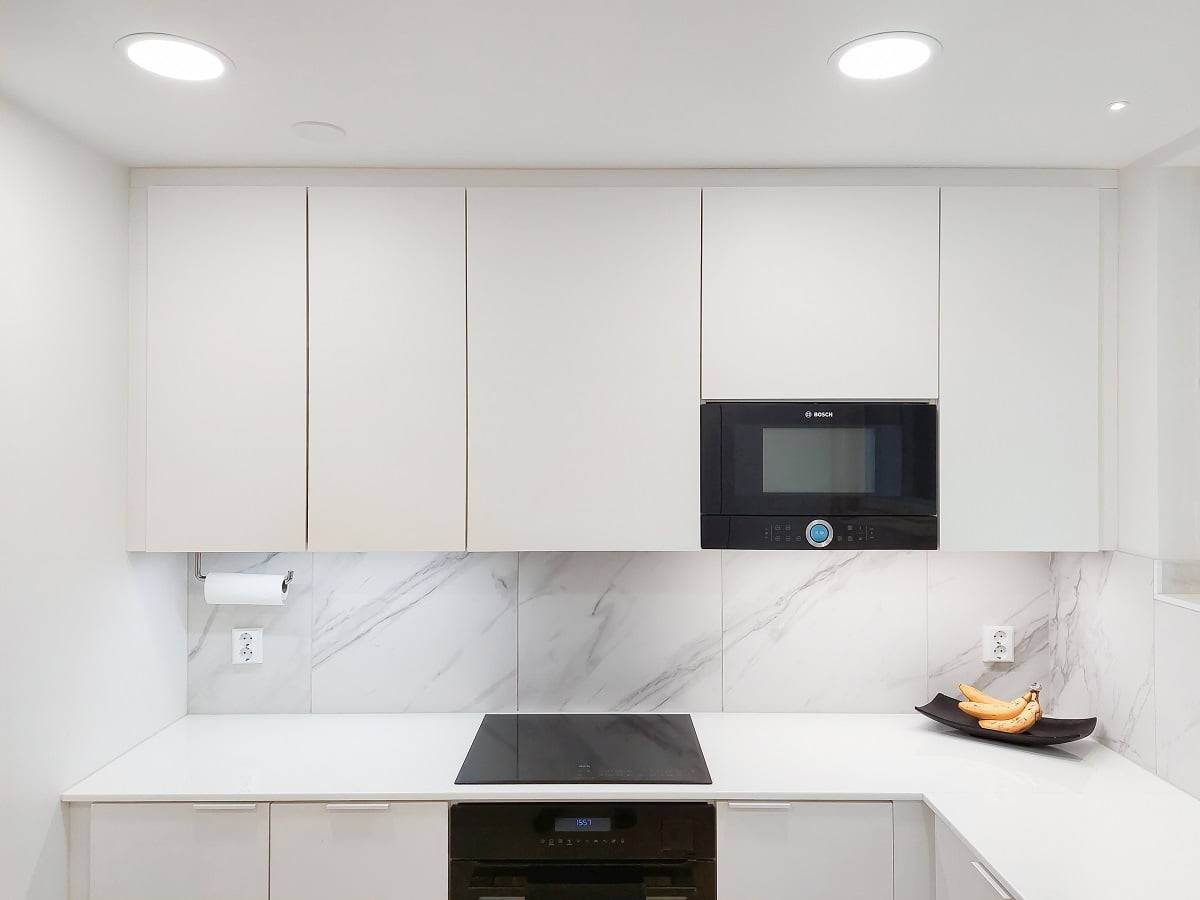 Plafond200 avec une ouverture lisse pour l'éclairage général. Eclairage de travail avec la même lumière neutre de 4000K. ©LedStore