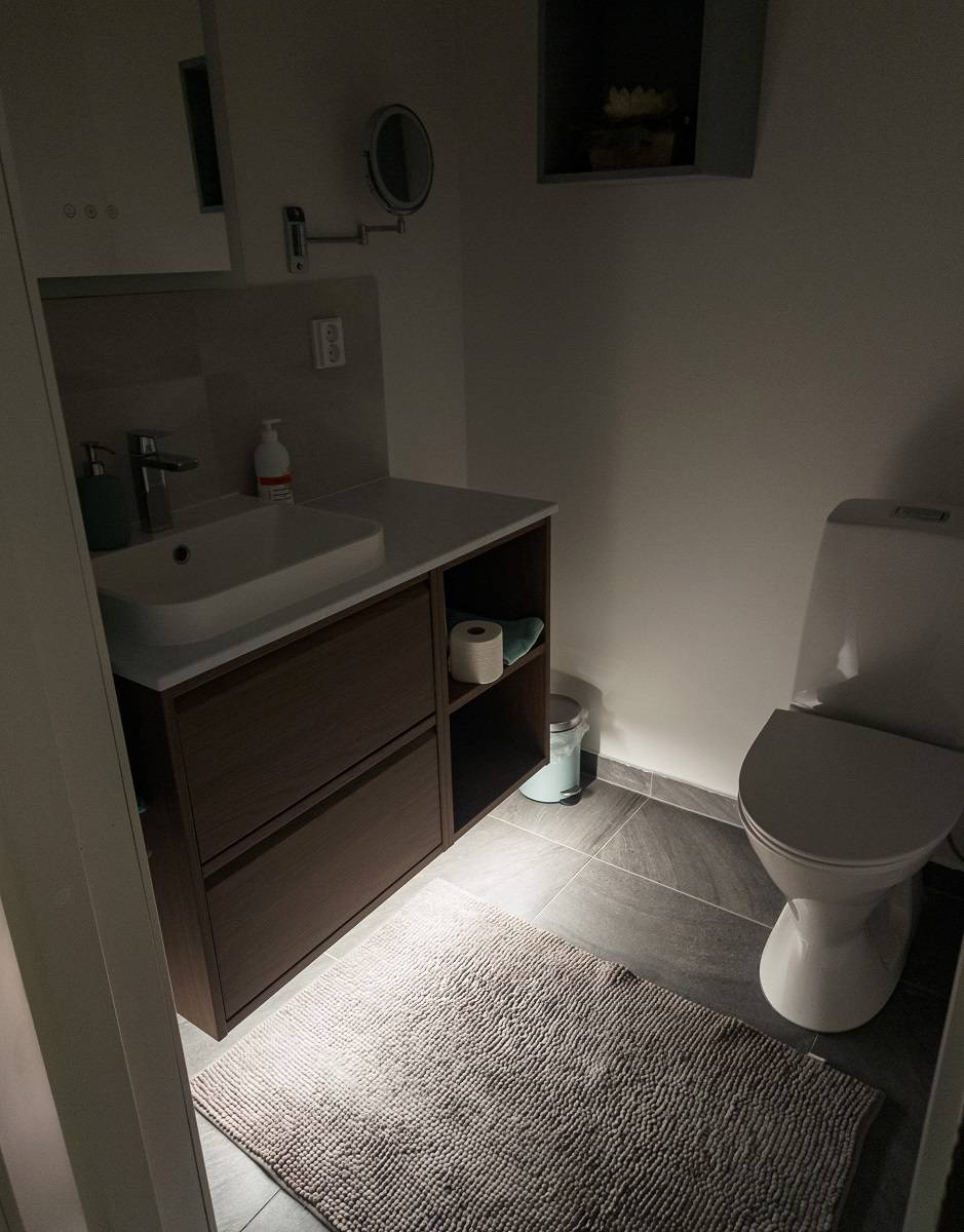Ruban adhésif sous les cabinets de toilette
