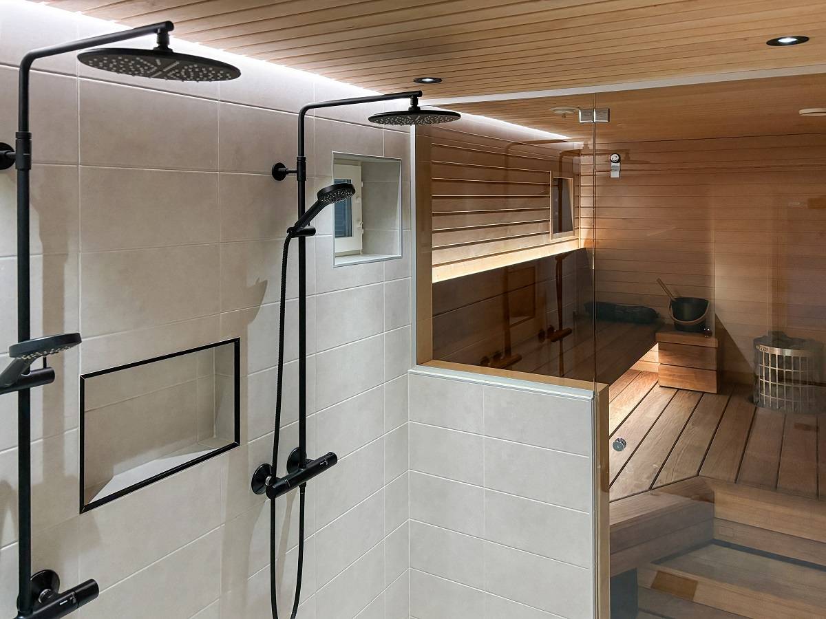 Lorsqu'il s'agit de l'éclairage de la salle de bains et du sauna, il est important que la salle de bains soit suffisamment sombre pour que l'on puisse y prendre un sauna. Pour le hammam, des bandes LED aux tons chauds ont été choisies derrière le dossier et sous le siège. ledStore.fi