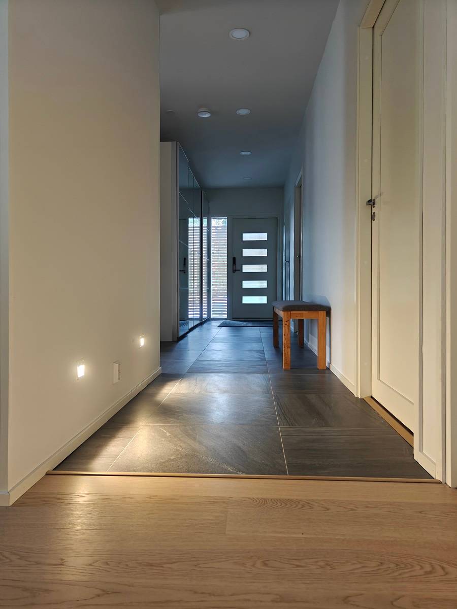 Luminaires muraux KULKIJA encastrés dans la partie inférieure du mur.