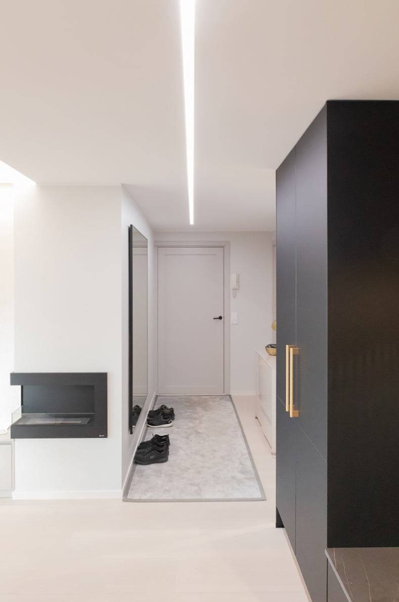 La bande linéaire de LED dans le couloir est réglable en température de couleur, dans l'image la lumière est neutre. ledStore