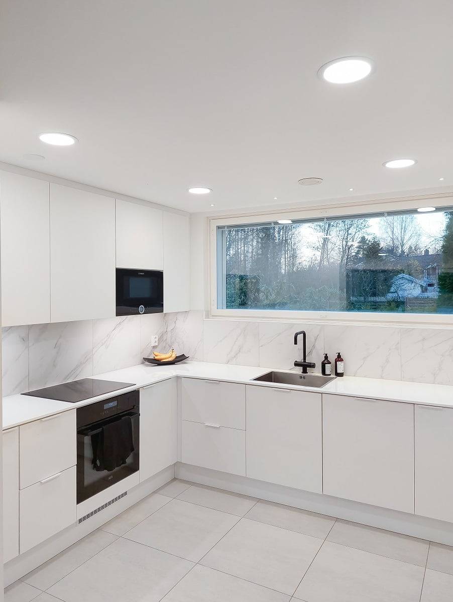 L'éclairage général de la cuisine est disposé de manière symétrique dans l'espace. Devant la fenêtre, des spots 4x3W sont utilisés pour l'éclairage d'ambiance. ©LedStore
