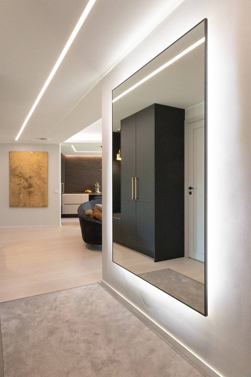 La bande LED plate du couloir a le même profil d'aluminium que l'éclairage de travail de la cuisine. ledStore