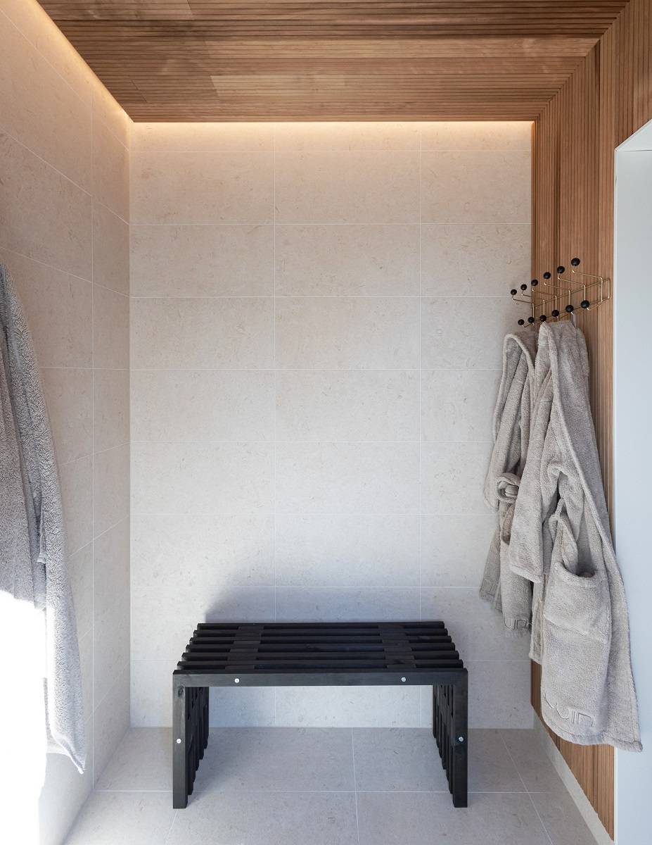6 LedStorefi, une applique atmosphérique à côté du mur du vestiaire