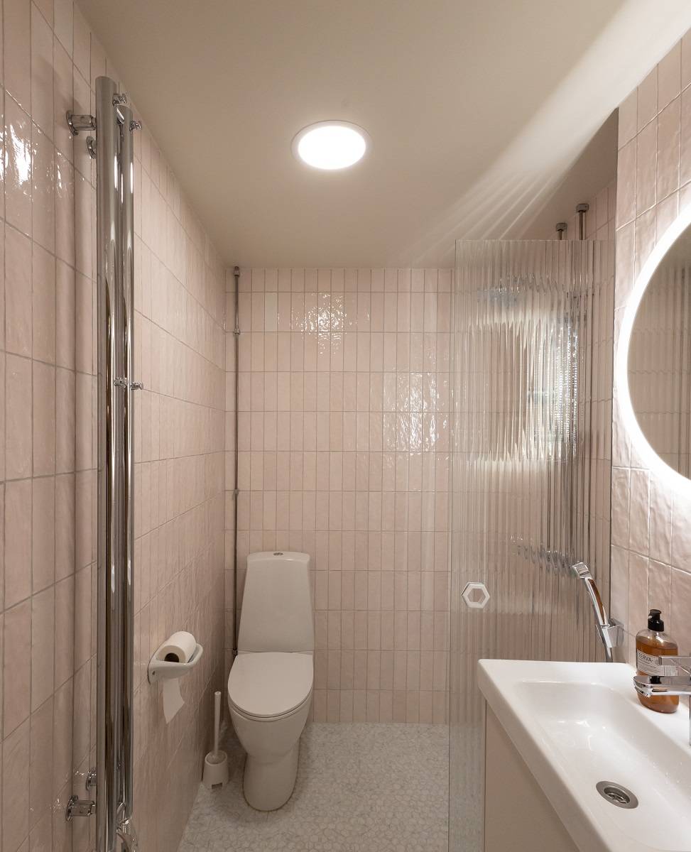 Dans les toilettes à grand angle d'ouverture, les plafonniers encastrés éclairent LedStore.fi