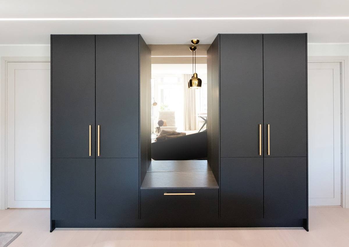 La façade de l'armoire est bien éclairée par la bande lumineuse LED encastrée dans le plafond. ledStore