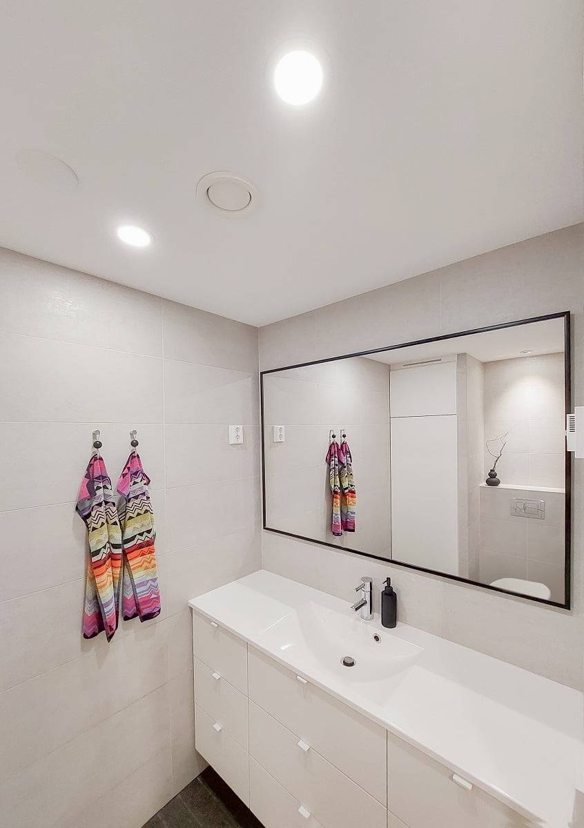 Les luminaires Plafond 160 éclairent les petites toilettes. ©LedStore