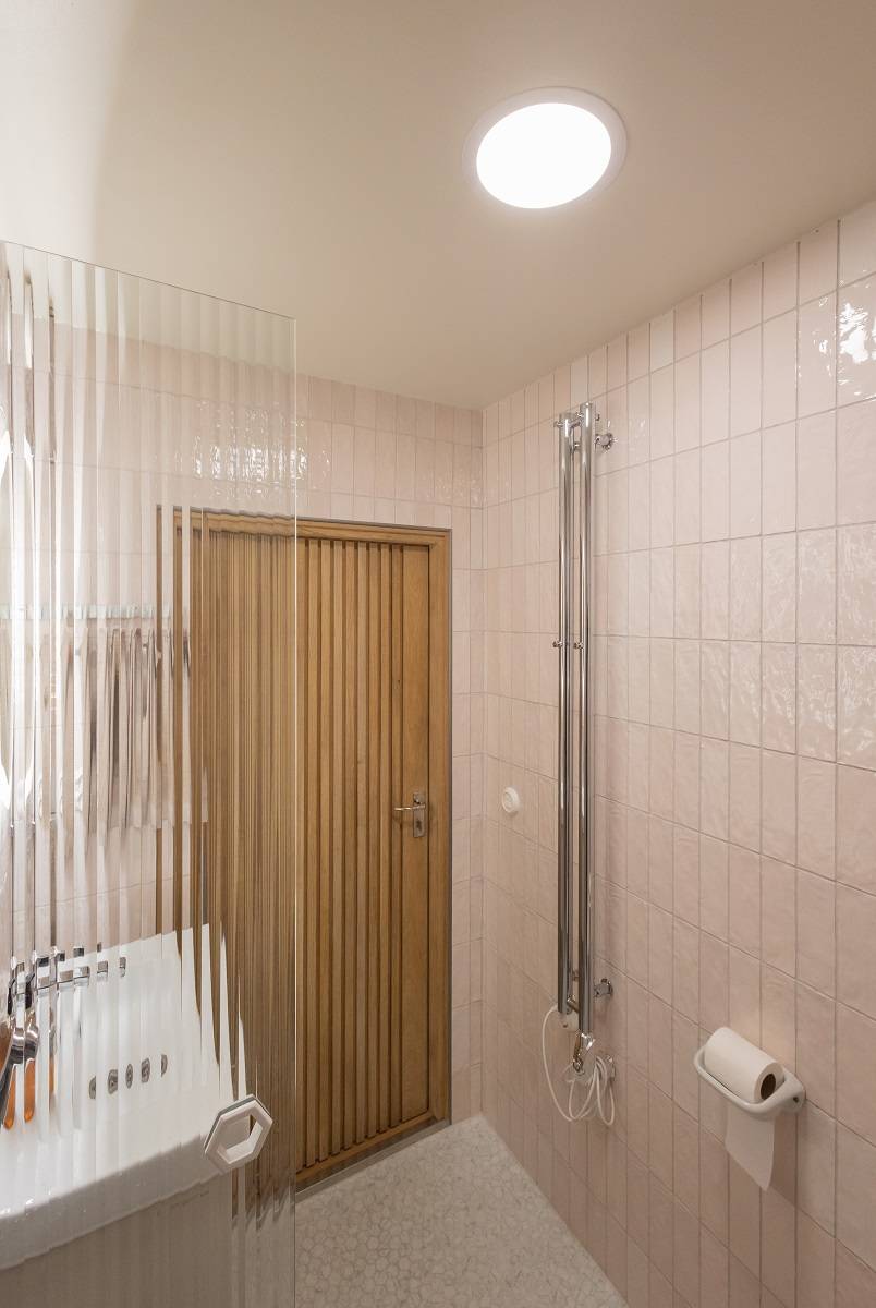 Plafondi 240 est suffisant pour environ 4 mètres carrés d'espace et un miroir lumineux supplémentaire LedStore.fi
