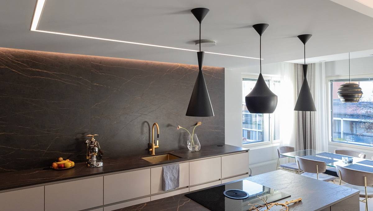 Dans le plafond de la cuisine, la bande LED a un profil affleurant de 44 mm, ce qui lui permet de se fondre parfaitement dans le plafond © LedStore
