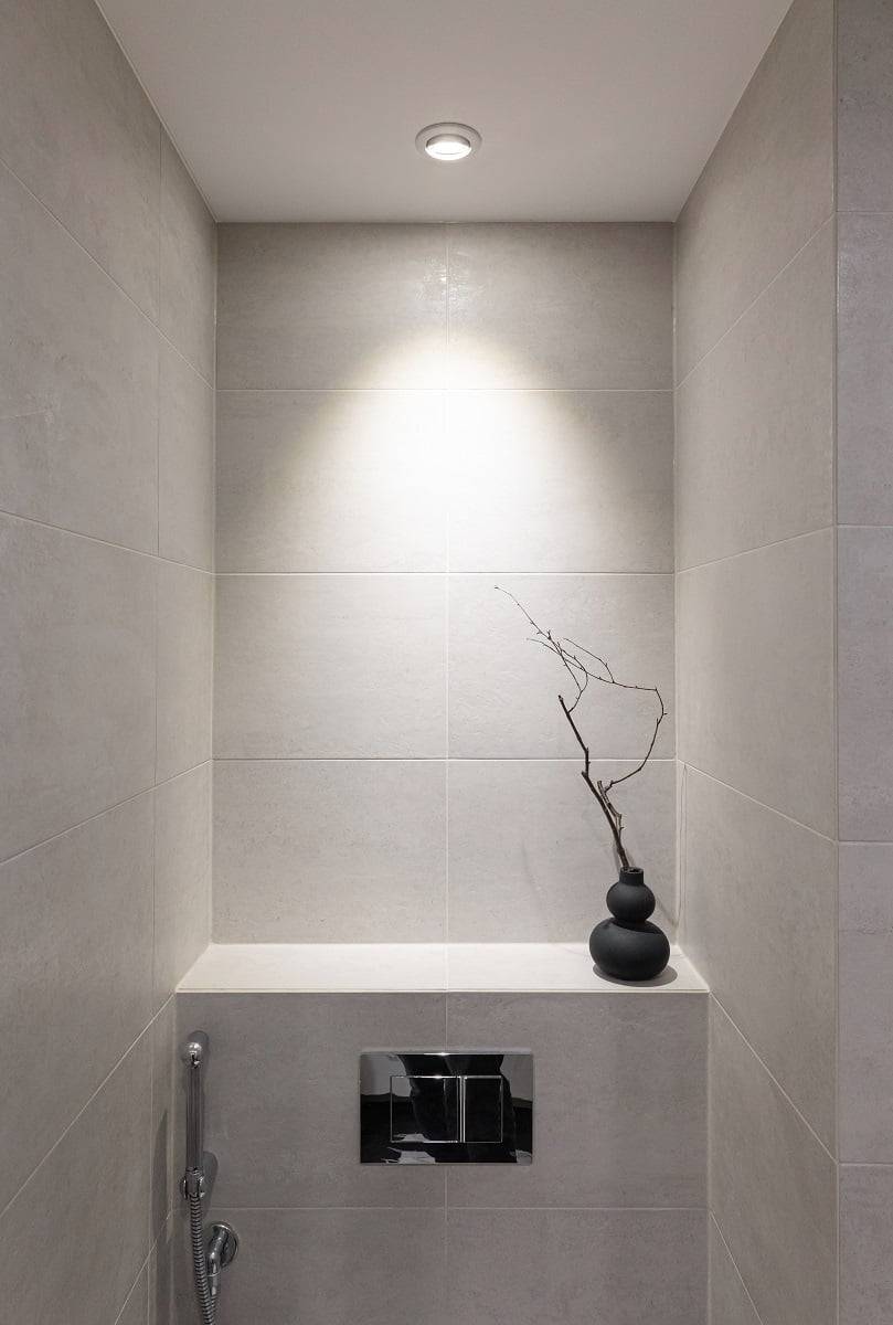 Une ampoule LED dans un cadre remplace une ampoule halogène GU10 pour mettre en valeur le mur du fond. ©LedStore