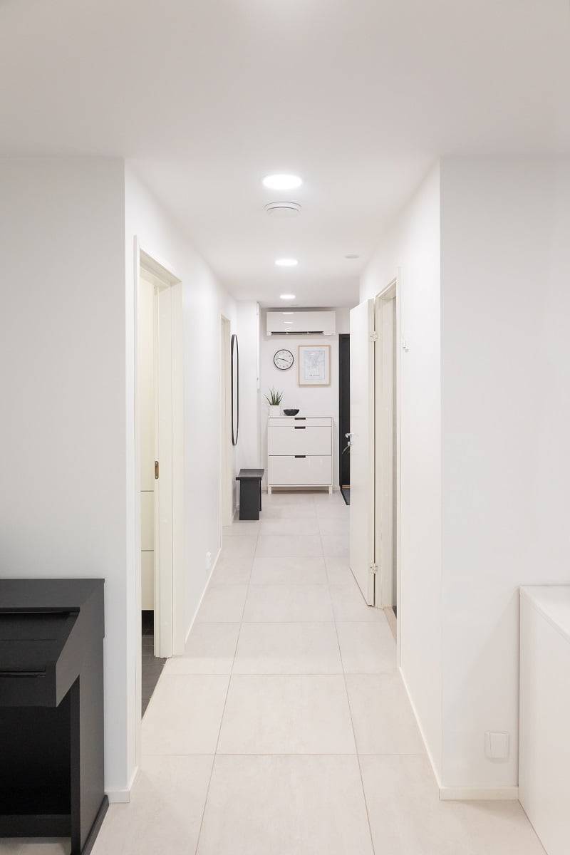 Les projecteurs Plafond200 assurent un éclairage uniforme et naturel dans le couloir. ©LedStore