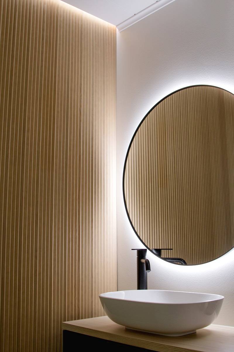 Dans les toilettes, la lumière provient indirectement de plusieurs directions, ce qui rend l'effet global agréable. ledStore.fi