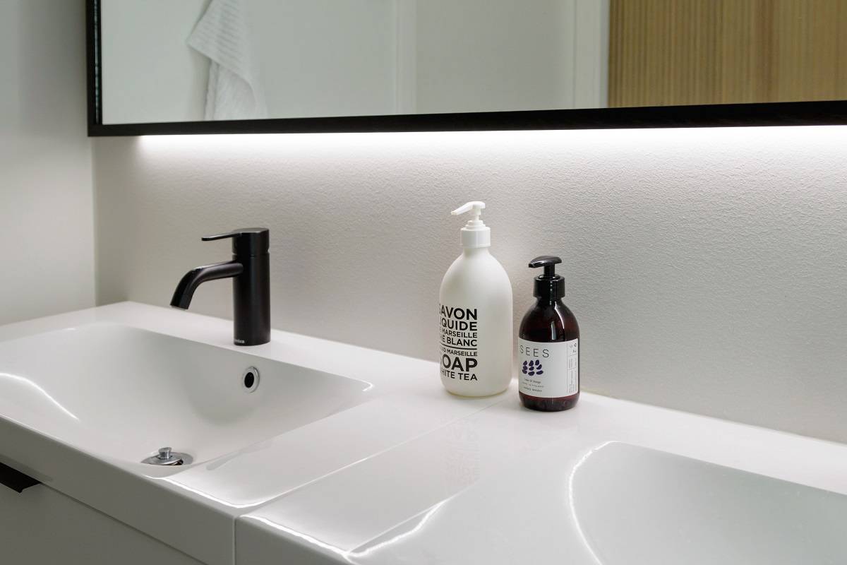 Miroir avec lumière led en bas.