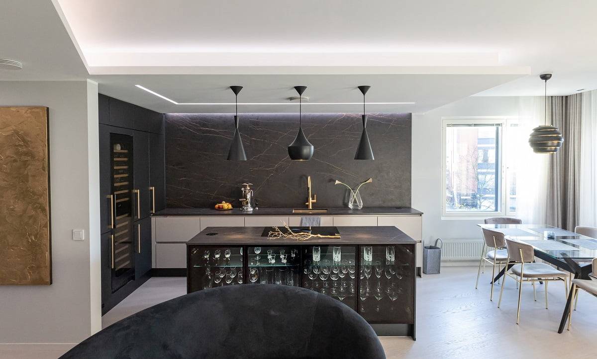 Éclairage de cuisine avec une élégante lumière indirecte à travers le plafond et un flux de lumière constant à travers le mur, avec une couleur de lumière neutre choisie. ledStore