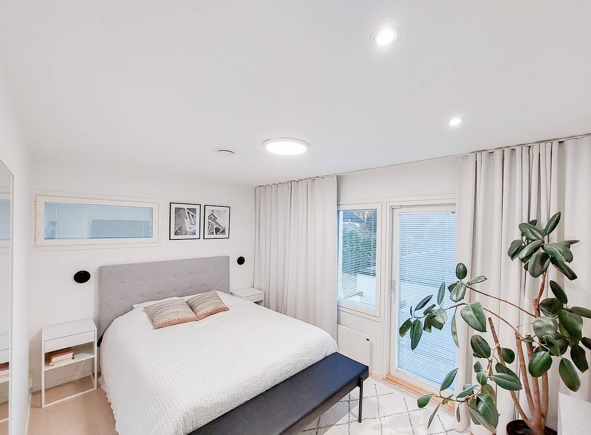 Eclairage général d'une chambre à coucher avec des spots Plafond280 en saillie et orientables. ©LedStore