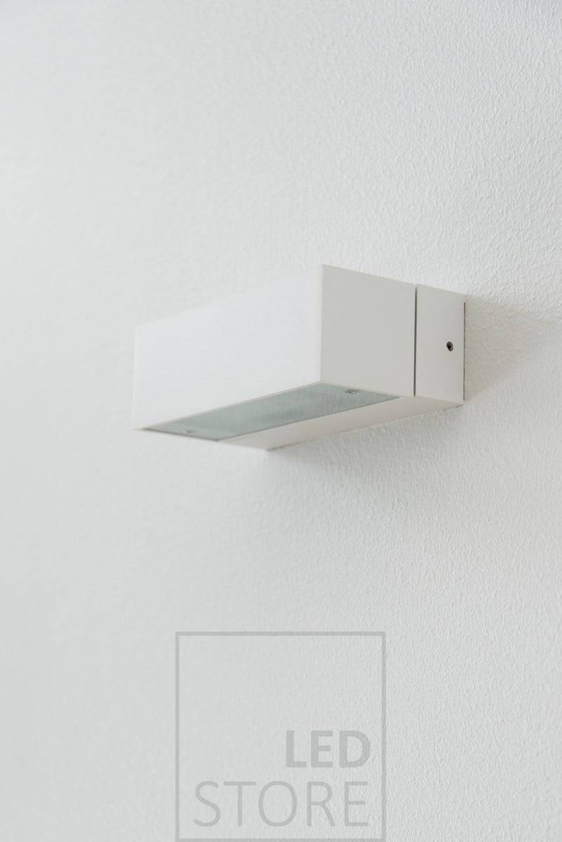 Applique murale bidirectionnelle ANGULAR blanche. Idéale pour éclairer un escalier ou une terrasse couverte par exemple, pour créer une ambiance (IP44). Ledstore.fi