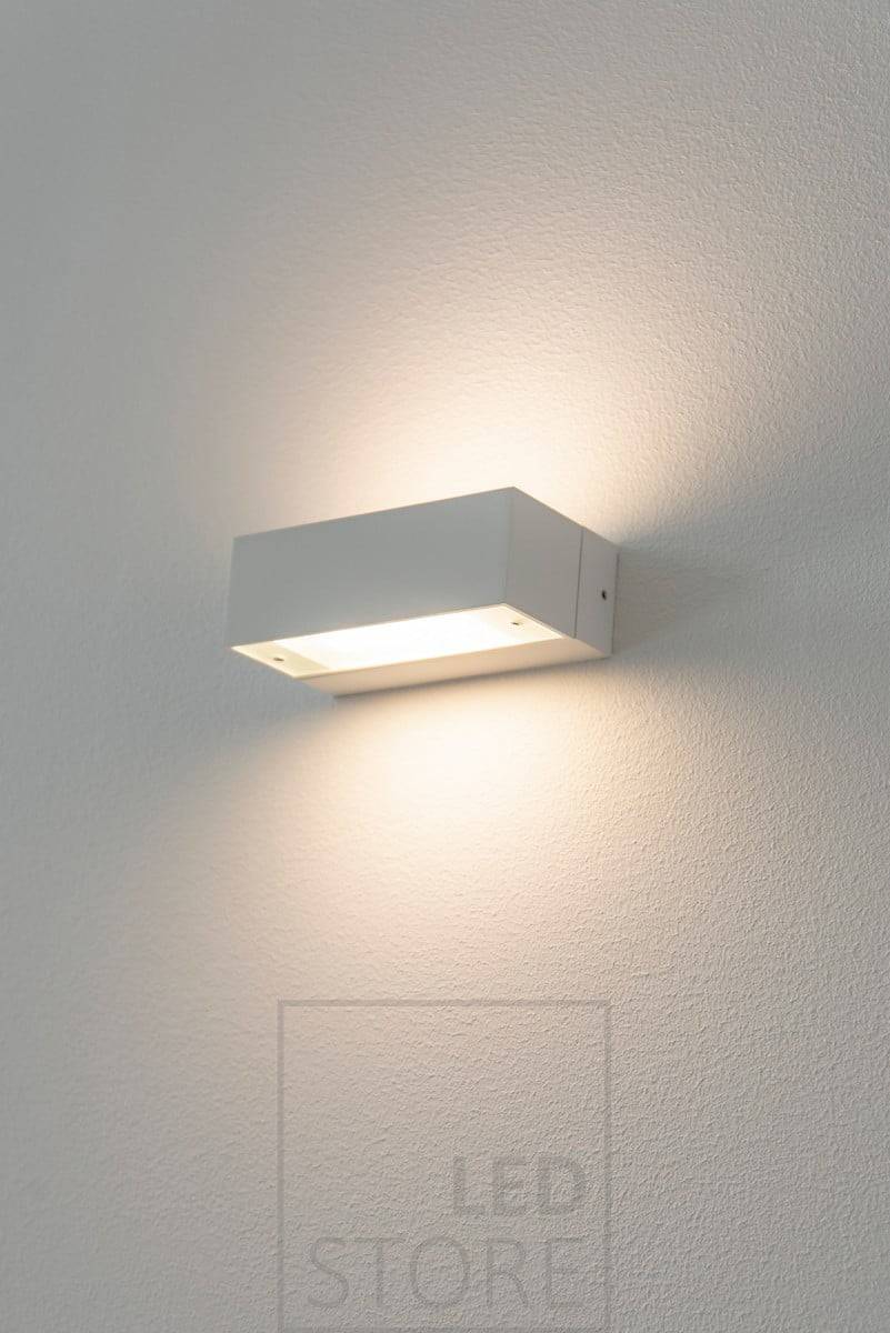 Applique murale bidirectionnelle ANGULAR. Éclaire le verre gravé d'une lumière douce et atmosphérique. Ledstore.fi