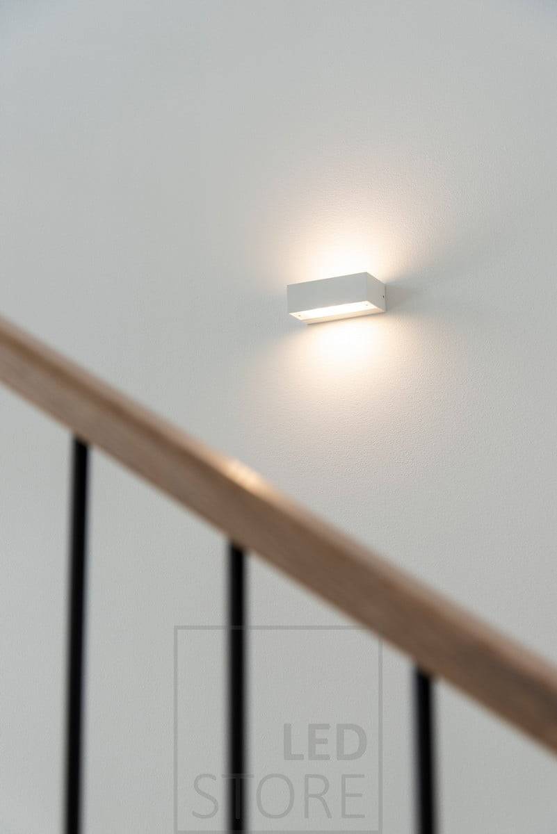 Applique ANGULAIRE, blanche. Disponible également en aluminium brossé et en éclairage unidirectionnel uniquement. La lumière est chaude et agréable, 3000 kelvins. Ledstore.fi