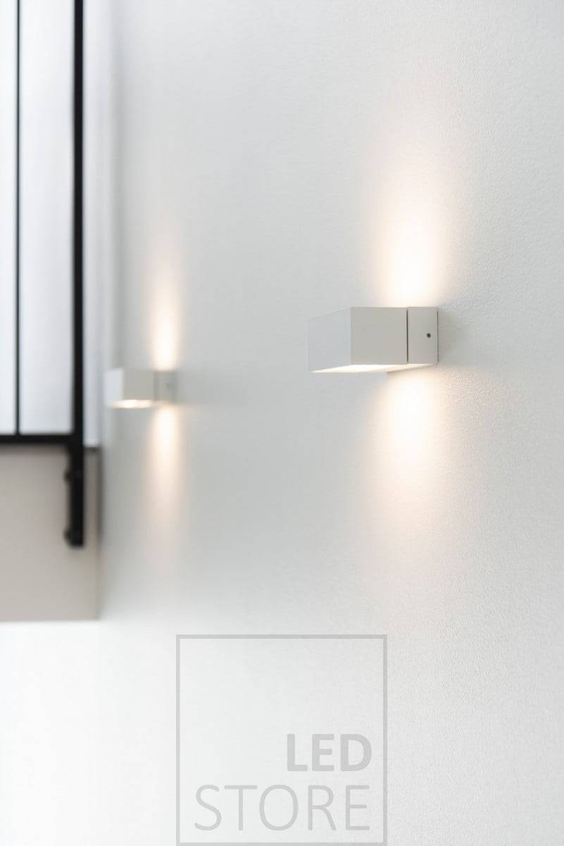 Applique ANGULAIRE, blanche. Disponible également en aluminium brossé et en éclairage unidirectionnel uniquement. Applique ANGULAR, également disponible en éclairage unidirectionnel. L'abat-jour est blanc chaud 3000K, correspondant à l'abat-jour de l'halogène. Ledstore.fi