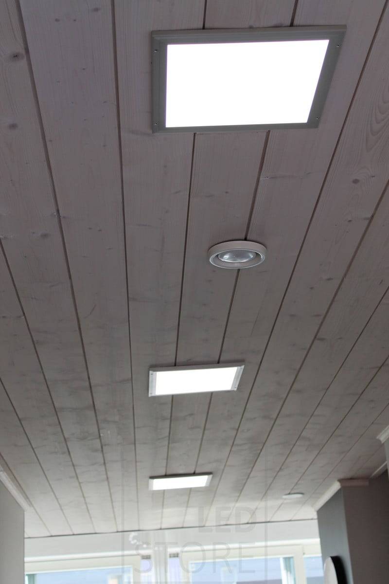 Salon du logement 2014 : panneaux LED 300x300 alignés dans un couloir. Ledstore.fi