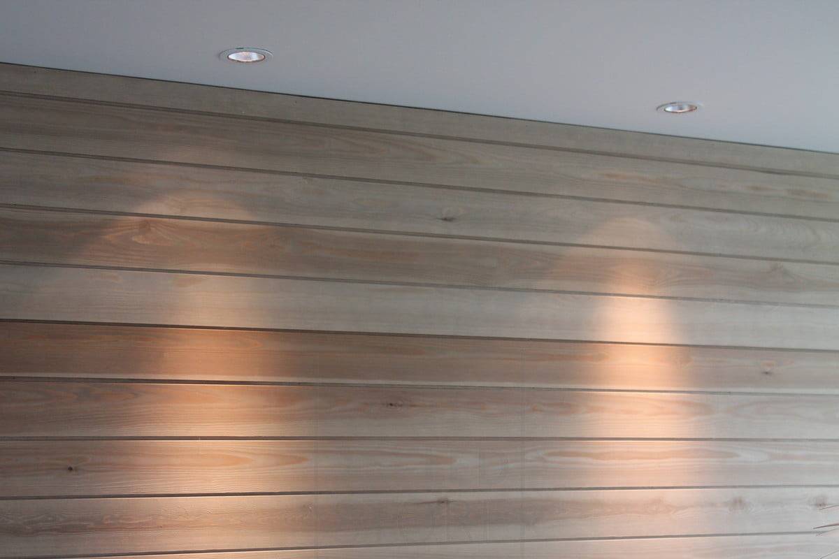 Salon du logement 2014 : spot R023 en aluminium brossé installé à côté d'un mur. Ledstore.fi
