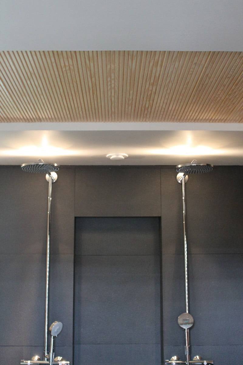 Salon du logement 2014 : spots LED sur les douches dans les toilettes. La lumière se reflète sur le plafond. Ledstore.fi