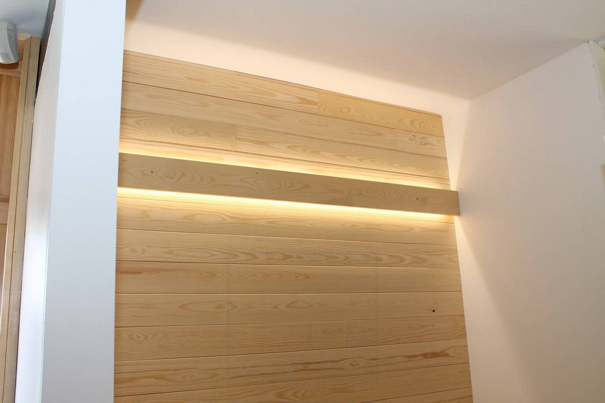 Salon du logement 2014 : ruban led sur le mur derrière le tableau indirectement. Ledstore.fi