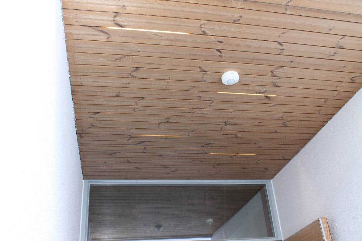 Salon de l'habitat 2014 : des morceaux de bande LED au-dessus du plafond à lattes dans l'espace, le motif se poursuit à l'intérieur. Ledstore.fi