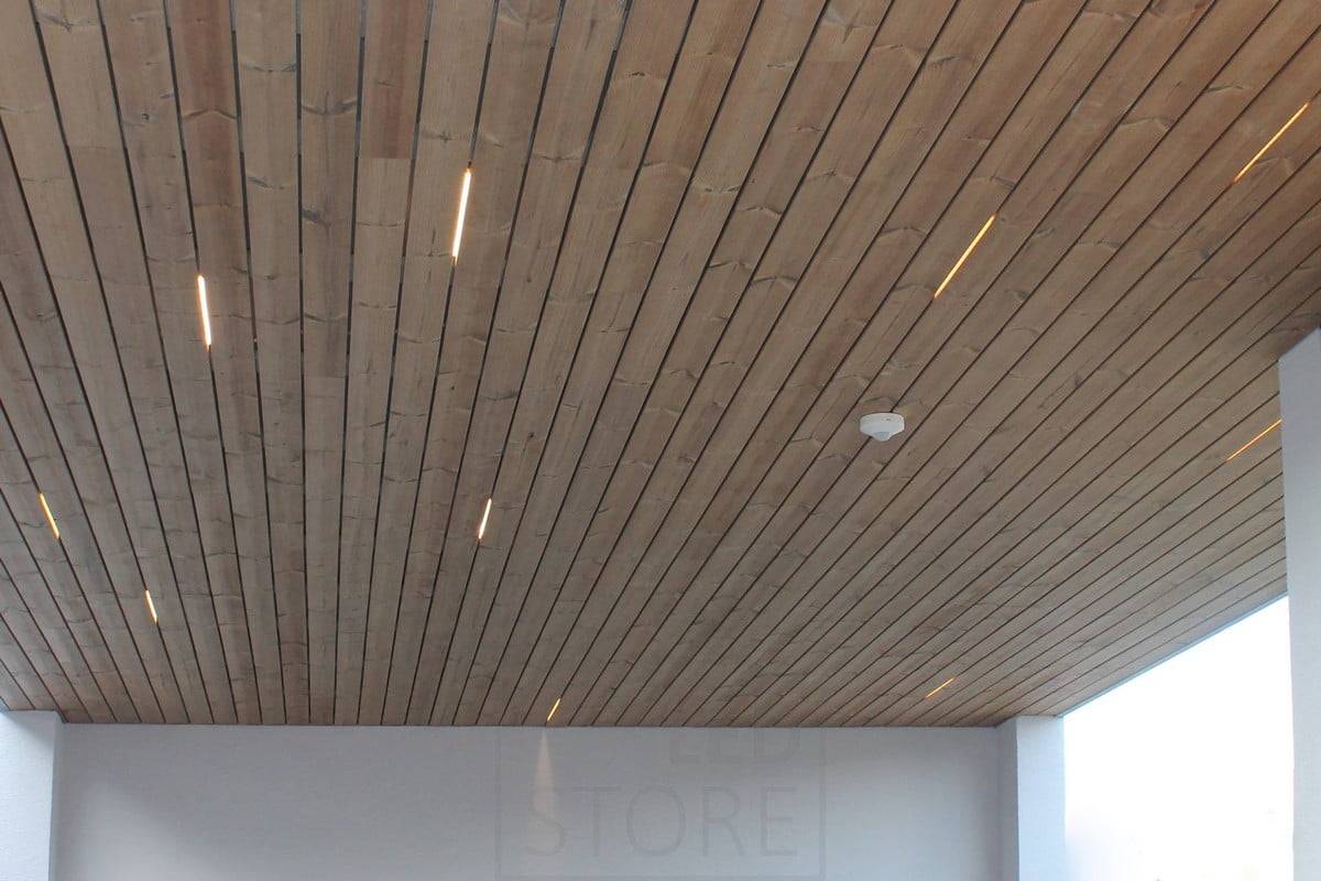 Salon du logement 2014 : morceaux de bandes de Led au-dessus d'une fente dans la dalle. Ledstore.fi