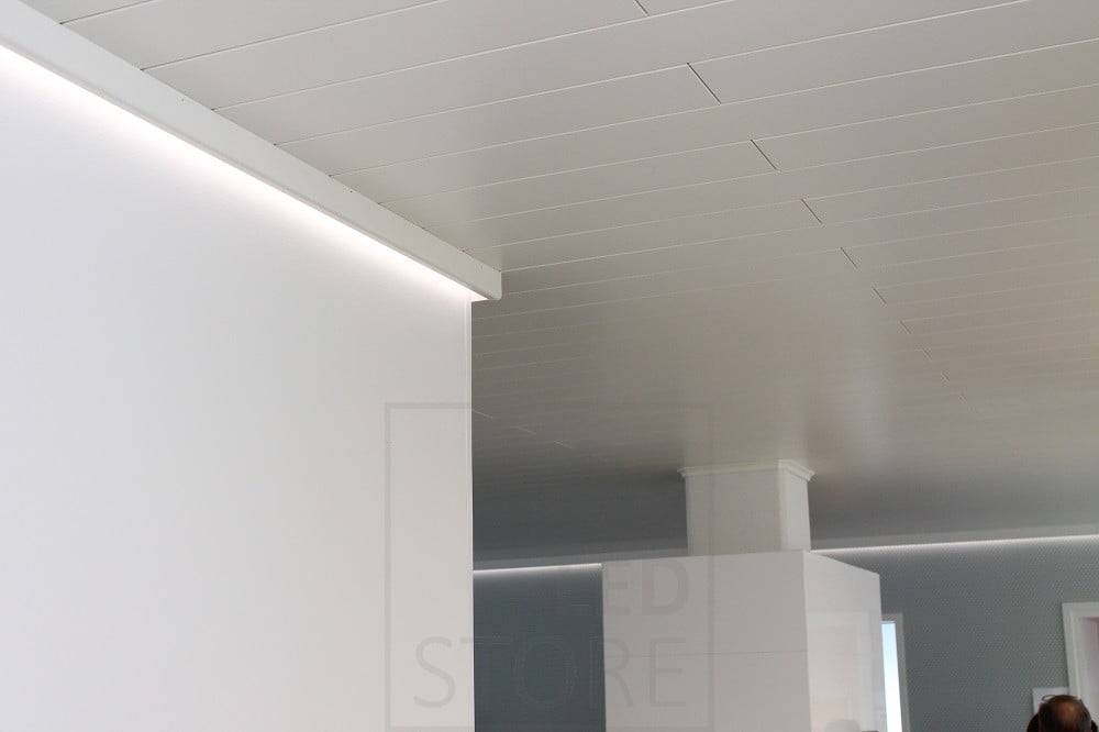Salon de l'habitat 2014 : bandeau de leds derrière la moulure blanche du plafond du salon, réaménagé. Ledstore.fi