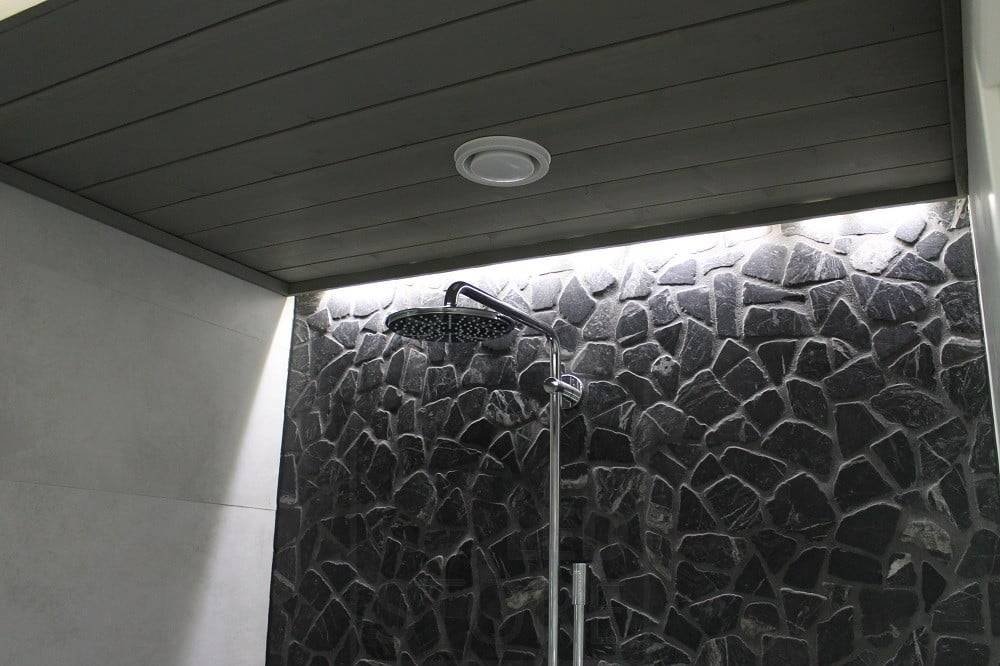 Salon de l'habitat 2014 : bande LED dans les toilettes, derrière la moulure pour éclairer la lumière indirecte. Ledstore.fi