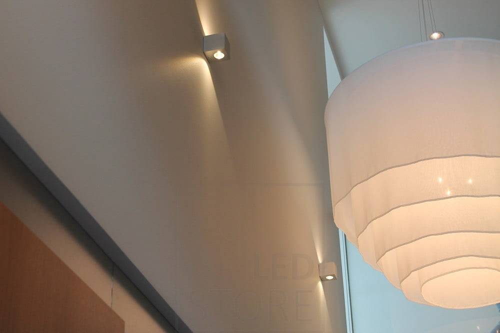 Salon de l'habitat 2021 : Appliques CUBIC2 en aluminium brossé pour les espaces hauts. Ledstore.fi