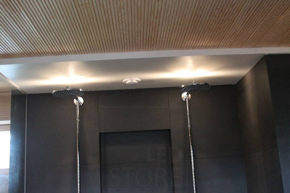 Salon du logement 2014 : spots LED sur les douches. Lumière réfléchie sur le plafond. Ledstore.fi