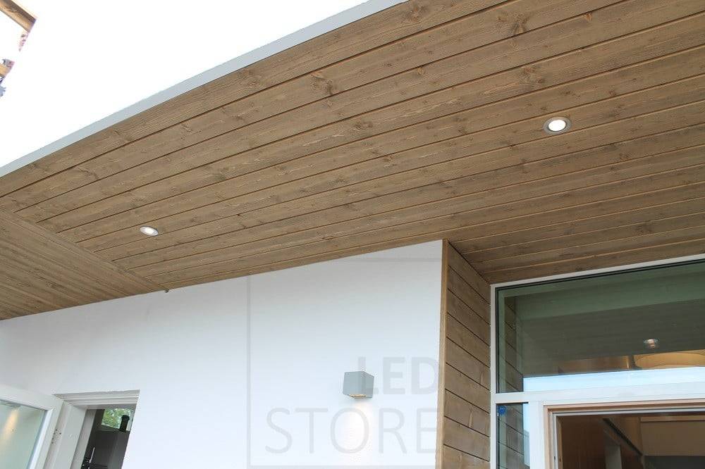 Salon de l'habitat 2014 : spot R023 en aluminium brossé sur le toit de la terrasse combiné à des appliques extérieures CUBIC2. Ledstore.fi
