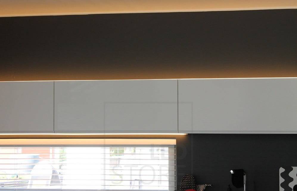 Salon du logement 2014 : dans la cuisine, une bande LED éclaire indirectement le haut de l'armoire et un éclairage de comptoir monté sur le bas de l'armoire supérieure. Ledstore.fi
