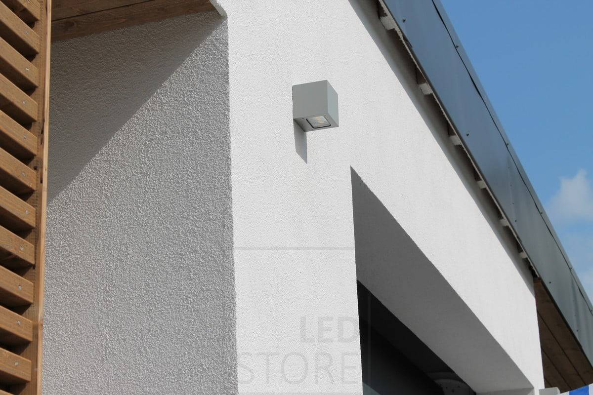 Salon de l'habitat 2014 : l'applique extérieure CUBIC2 avec mur blanc. Ledstore.fi