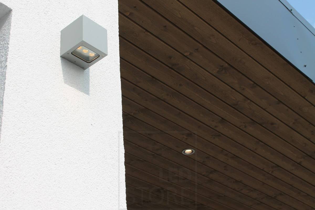 Salon du logement 2014 : spot R023 en aluminium brossé sur le toit de la terrasse, appliques extérieures CUBIC2 sur le mur éclairant dans une seule direction. Ledstore.fi