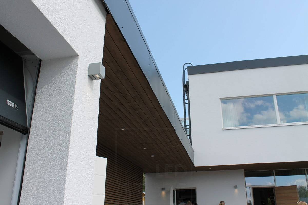 Salon du logement 2014 : gros plan sur l'applique murale extérieure CUBIC2, spots LED sur le toit de la terrasse. Ledstore.fi