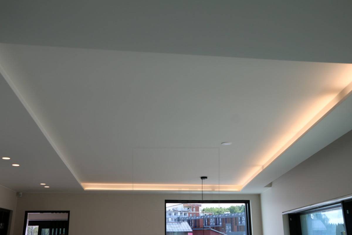 Salon du logement 2015 : le ruban LED fait le tour du salon. Illumine la lumière indirecte du downlight. Ledstore.fi