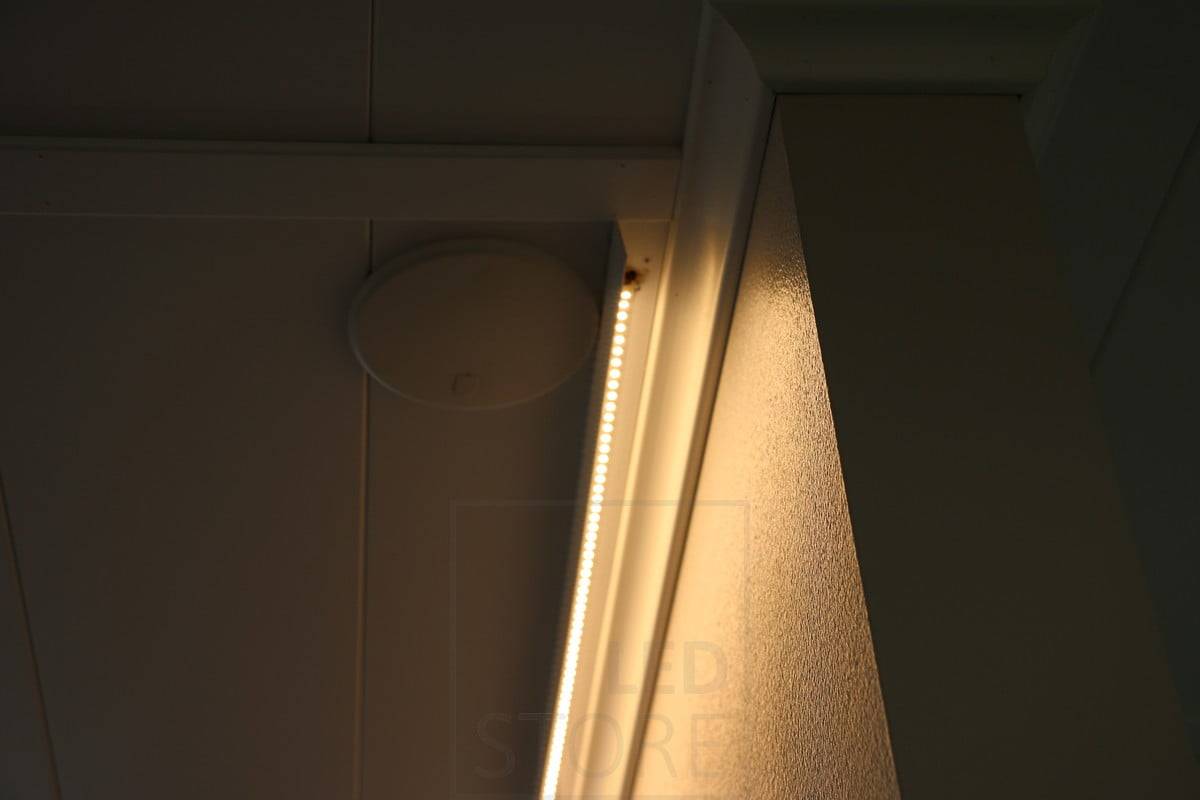 Salon du logement 2015 : ruban rouge derrière une liste en plastique blanc. REMARQUE ! le ruban ne durera pas sans les propriétés de refroidissement du métal. Ledstore.fi