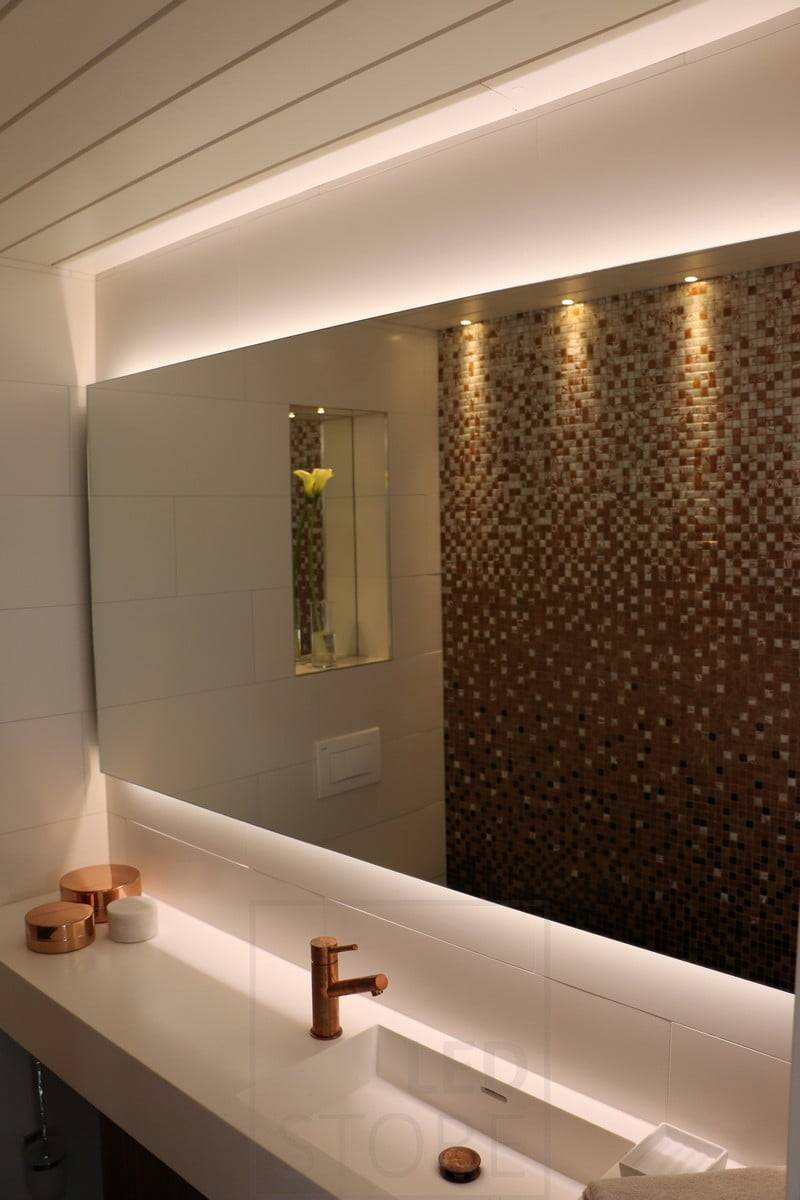 Salon de l'habitat 2015 : bandes de leds derrière le miroir s'illuminant de haut en bas pour une lumière indirecte. Ledstore.fi