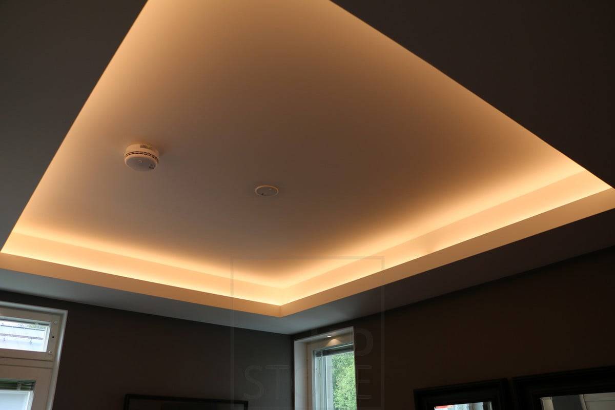 Salon de l'habitat 2015 : plafond lumineux, bande lumineuse led circulant au plafond comme un anneau. Ledstore.fi