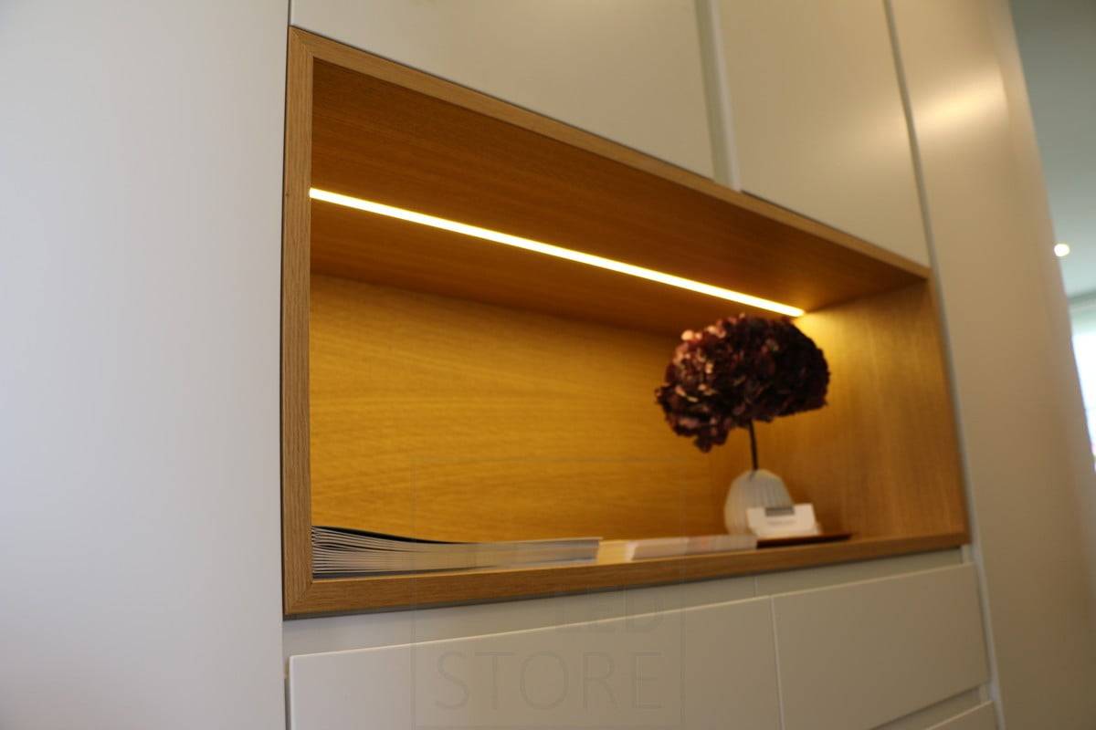 Salon du logement 2015 : ruban lumineux encastré dans une niche d'étagère dans le couloir. Ledstore.fi