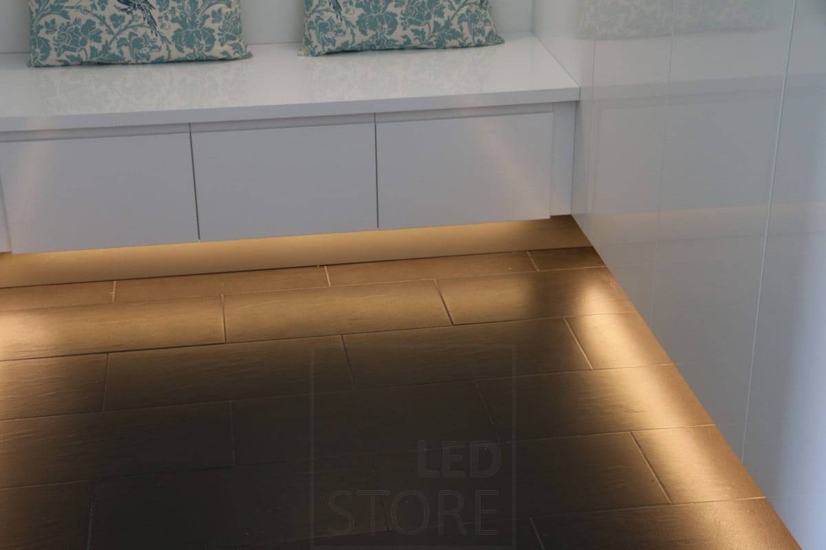 Salon de l'habitat 2015 : l'éclairage de la plinthe permet d'obtenir un éclairage d'ambiance doux et indirect. Ledstore.fi