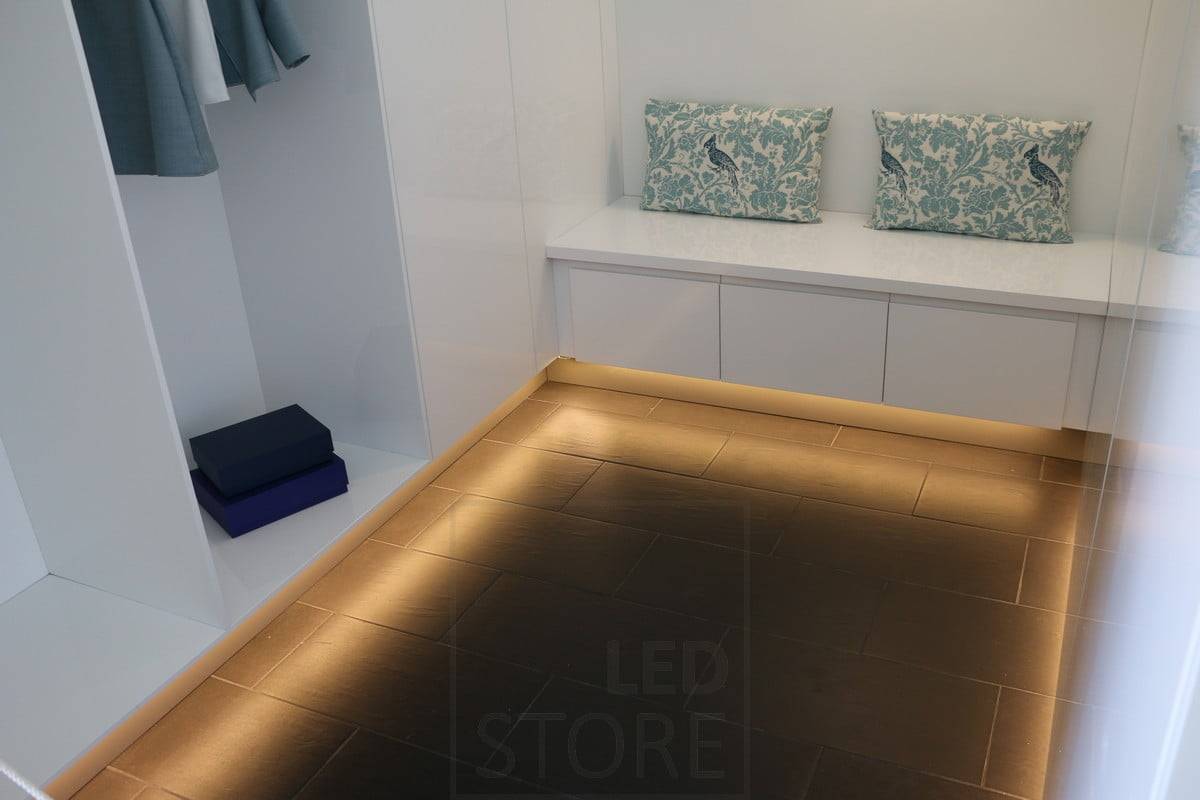 Salon du logement 2015 : dans le couloir, l'éclairage sur socle diffuse une lumière douce et indirecte. Ledstore.fi