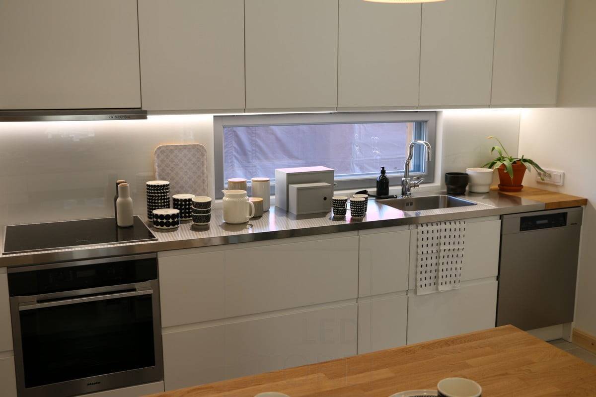 Salon de l'habitat 2015 : éclairage du plan de travail de la cuisine avec des barrettes de leds. Ledstore.fi