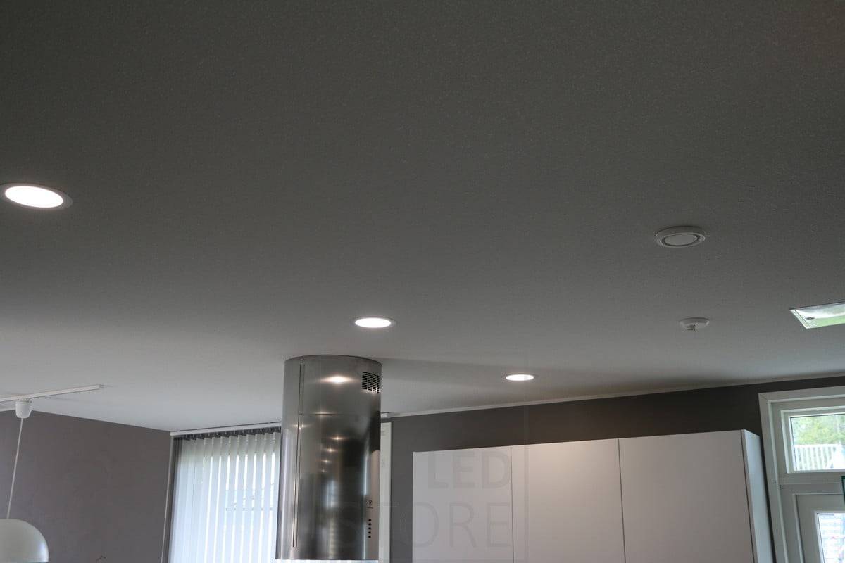 Salon du logement 2015 : plafonds encastrés circulaires dans le plafond de la cuisine. Ledstore.fi